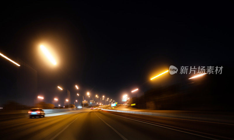 深夜在高速公路上开车