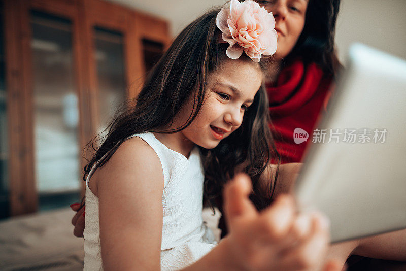 妈妈和女儿在家里做作业