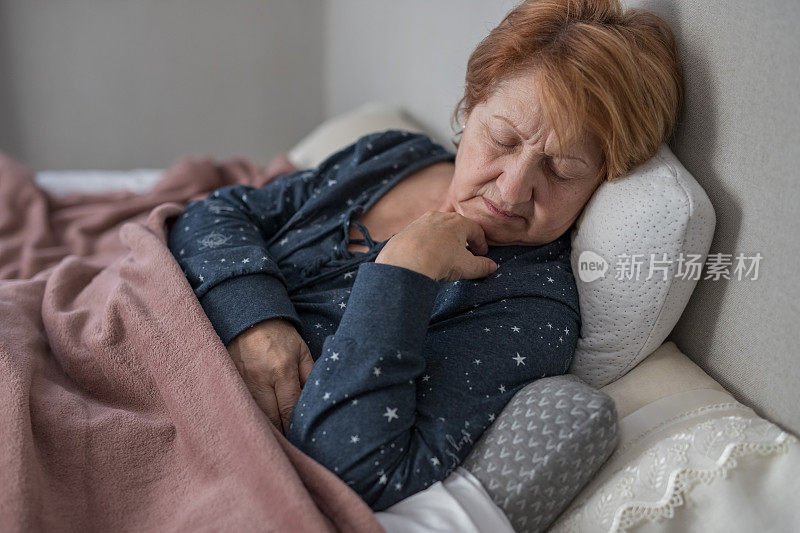 病弱的成熟妇女65-70岁，发烧躺在床上隔离