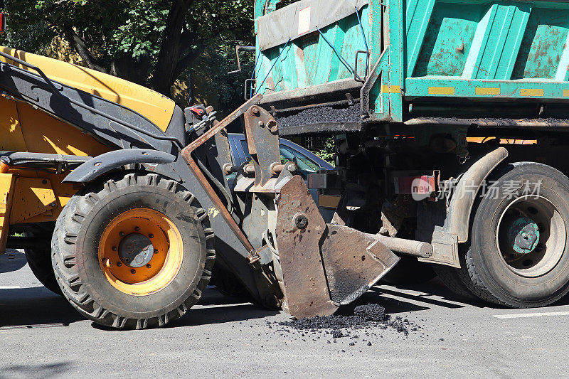 挖掘机和卡车正在进行道路建设