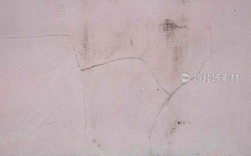 粉色抽象背景来自旧混凝土墙体的裂缝纹理。特写高度详细的复制空间和表面为任何设计。