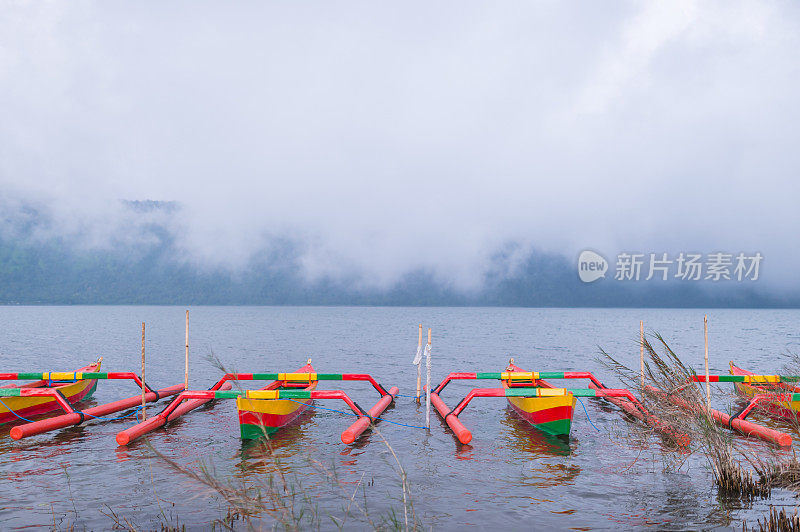 贡多拉观光船在晨雾和薄雾山背景的乌伦达努庙Beratan坐落在Beratan湖的中央。