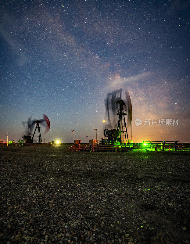 夜晚星星点点的油田