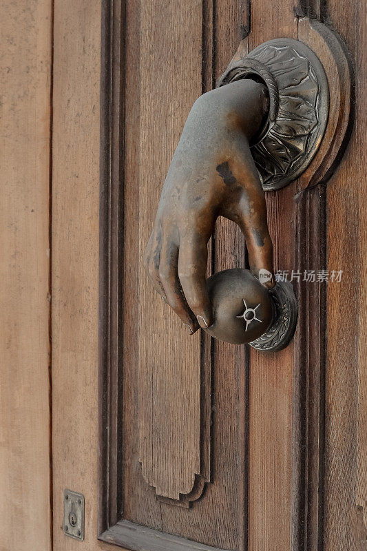 原始设计的门把手看起来像女人的手拿着苹果。叩开天堂之门的概念