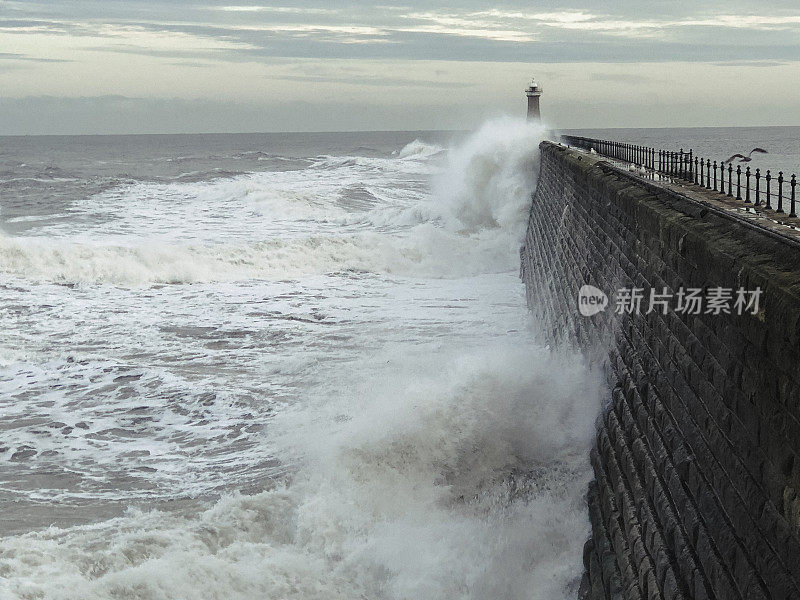 海浪拍打着码头