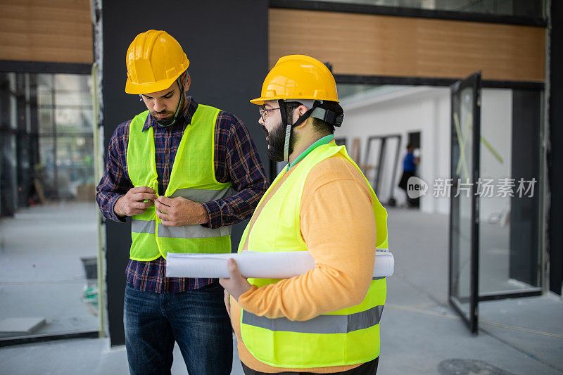 建筑工程师在谈论建筑内部的工作进度