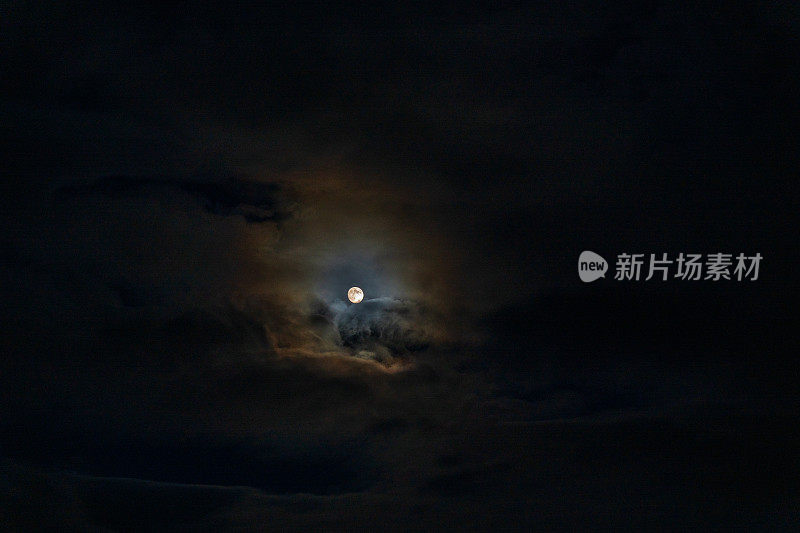 满月穿过乌云