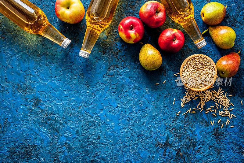 苹果和梨苹果酒在蓝色背景顶视图拷贝空间