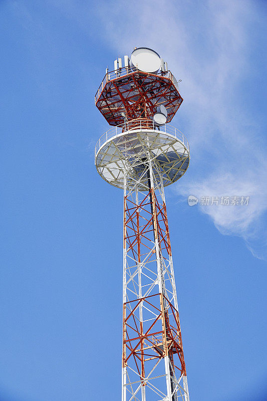 广播塔，红白相间，在蓝天上