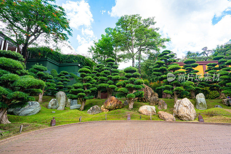 智莲庵是位于香港九龙钻石山的大型佛教寺院建筑群。