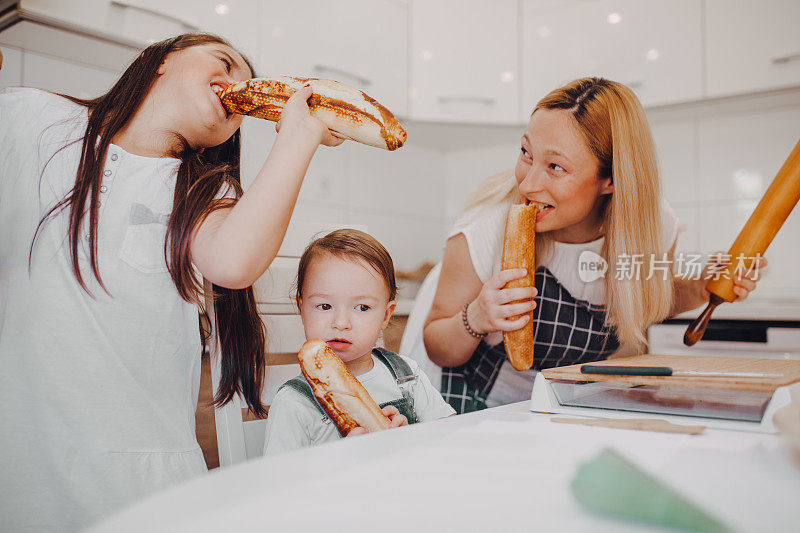 妈妈和女儿在厨房做饼干