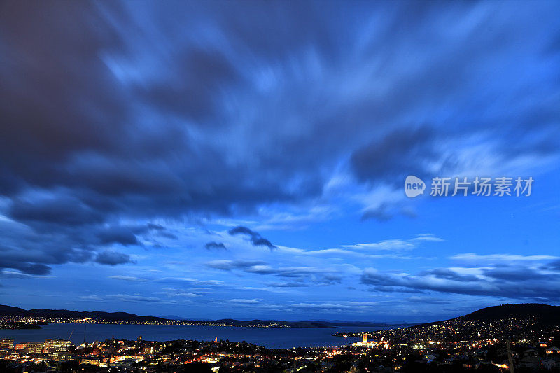 霍巴特塔斯马尼亚夜城市景观Cloudscape拷贝空间