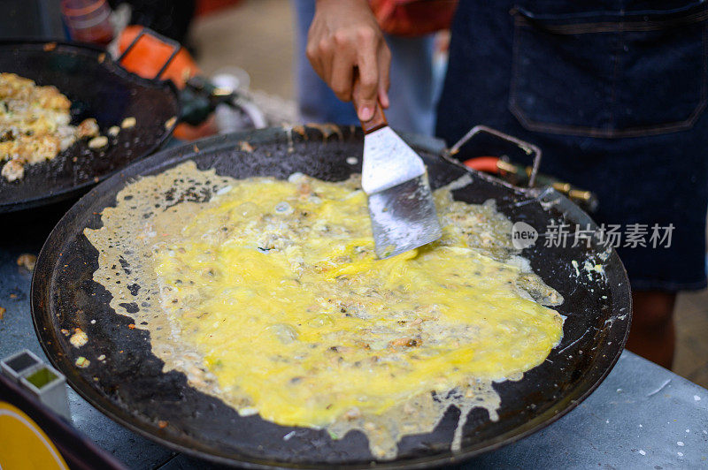 街边小吃摊上的煎牡蛎蛋卷