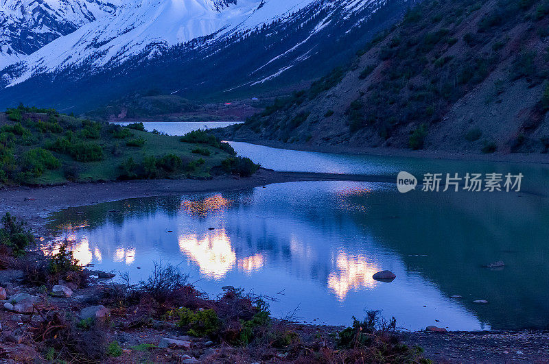 清晨，中国西藏的拉瓜措然婺湖