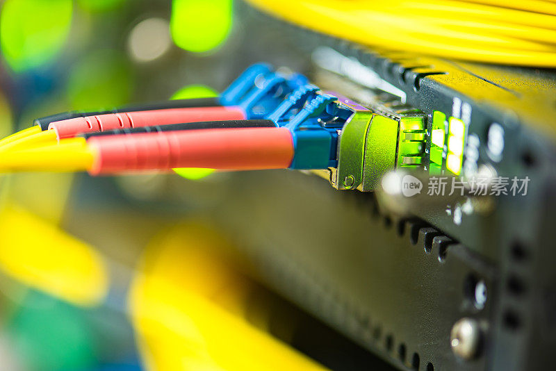 千兆技术，光纤跳线电缆连接到数据中心的交换机