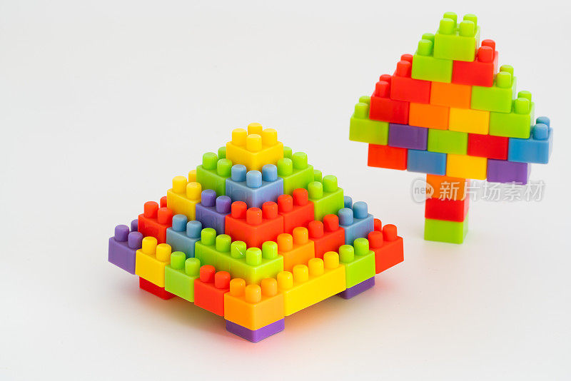 宝塔和松树是用彩虹玩具砖砌成的。儿童益智玩具