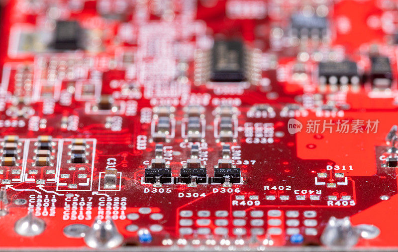 红色电脑电路板与晶体管和白色标记的特写
