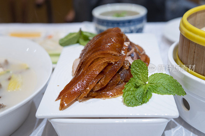 餐馆里美味的北京烤鸭和蔬菜汤的特写