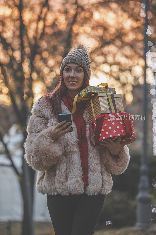 一个女人在公园里散步，想用礼物给朋友一个惊喜