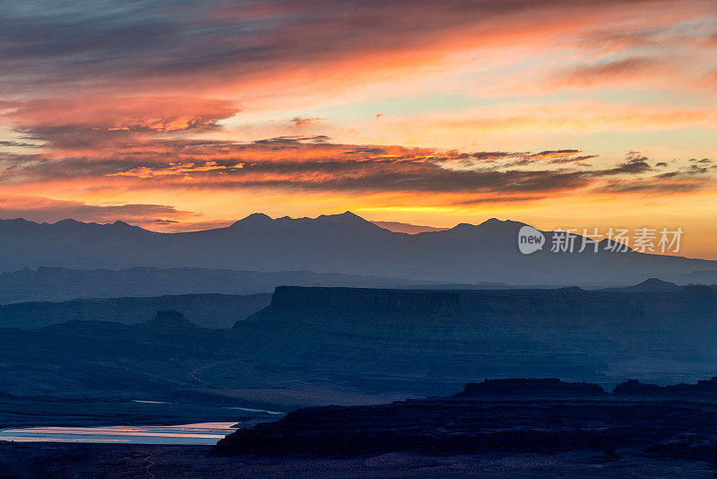 日出在沙漠景观美国西南部