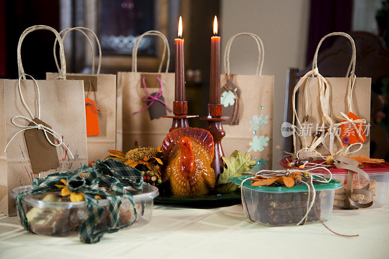 感恩节装饰的礼品袋和容器中的甜点。