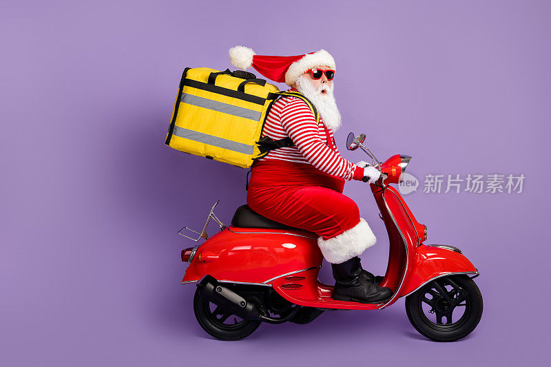 圣诞老人的照片驾驶摩托车快餐外卖穿双肩包圣诞服装条纹衬衫帽specs孤立的紫色背景