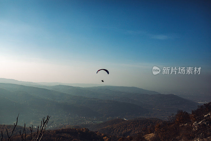 滑翔伞在山上飞行