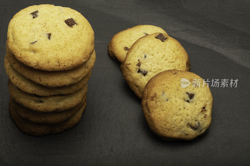 Cookie，孤立在黑色背景上。