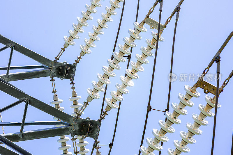 特写高压电线绝缘子，背景与复制空间