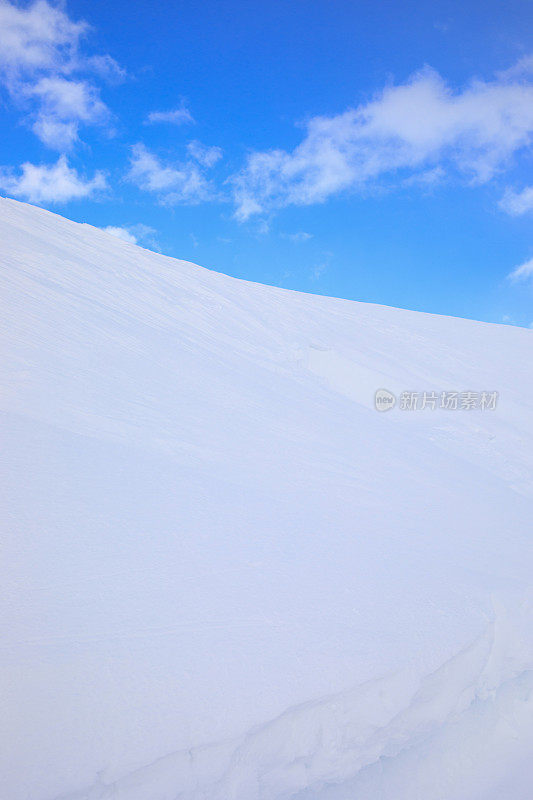 美丽的冬季高山景观滑雪场顶部有雪。阿尔卑斯山，白云岩，意大利，欧洲