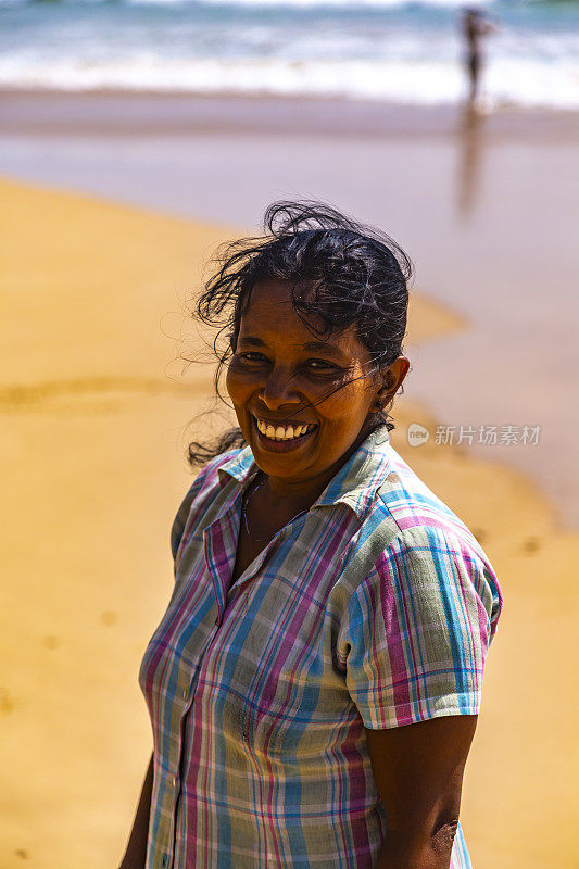 斯里兰卡Hikkaduwa海滩上的女人