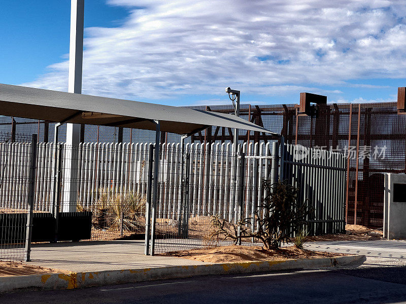 美国和墨西哥之间的边境墙，位于新墨西哥州和墨西哥的奇瓦瓦州的圣特雷萨过境点