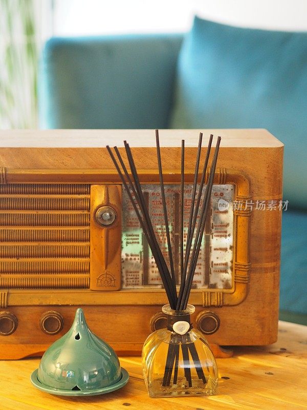 客厅里放着老式收音机和空气清新剂。