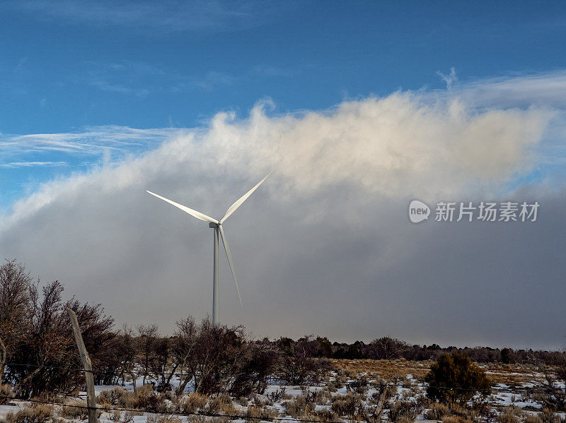 在一个多雾，多雪，多风的冬天，犹他州蒙蒂塞洛附近的风力涡轮机