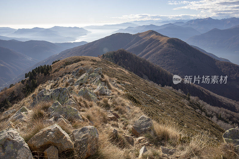 沿着山脊通向湖泊的崎岖小径