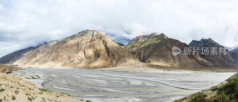巴基斯坦帕尤营地附近的喀喇昆仑山脉全景图