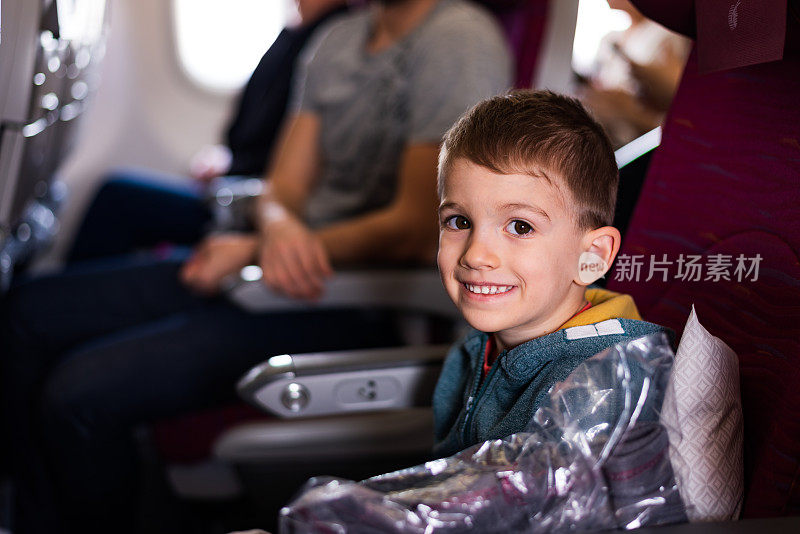 一个男孩在飞机上的肖像
