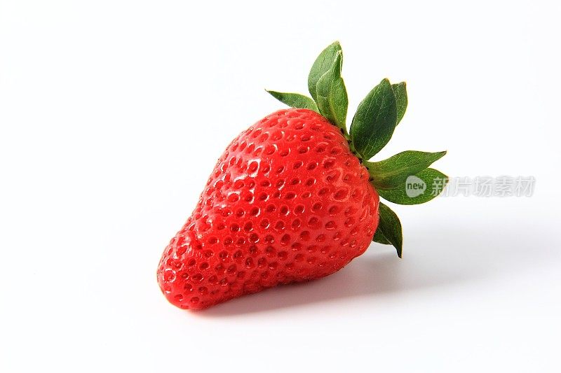 白色背景上的草莓