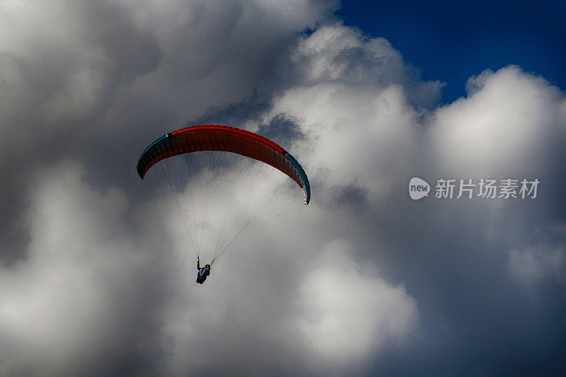 滑翔伞在天空