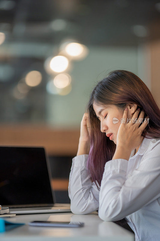 亚洲女商人在办公室遇到问题时会感到压力。