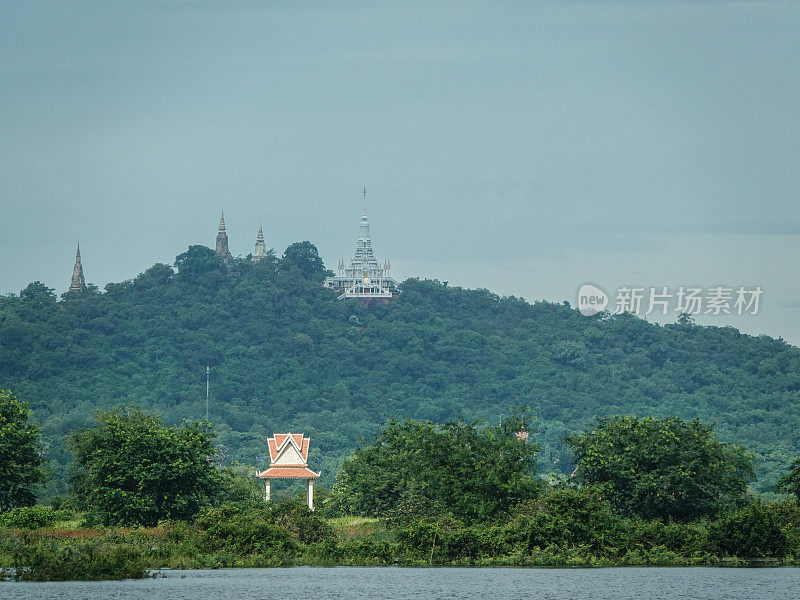 柬埔寨乡下磅湛区远处山顶上的宝塔。