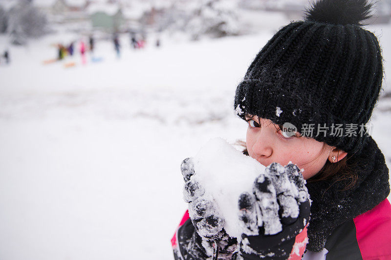 女孩正在吃心形的雪球