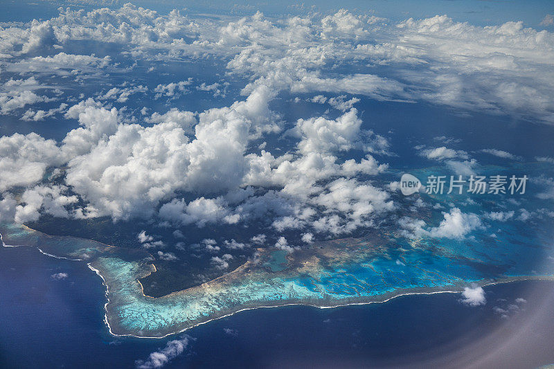 从飞机上俯瞰太平洋上的热带岛礁