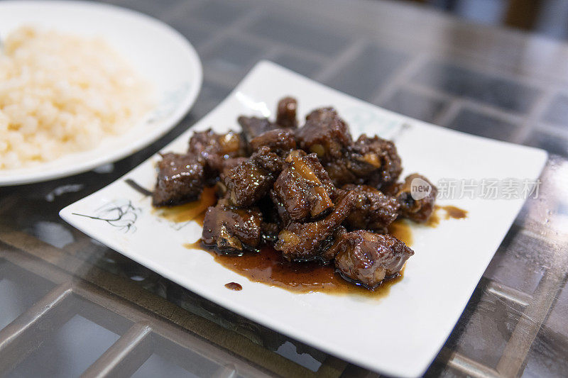 餐厅里的糖醋排骨