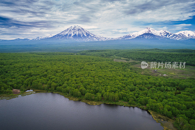 阿瓦钦斯基和Koryaksky火山的无人机在多云的一天附近的斯维特洛耶湖