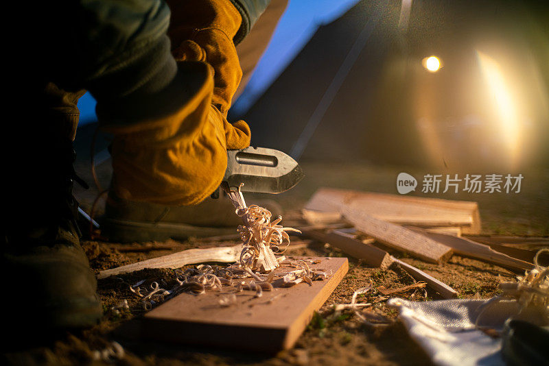 准备木柴，露营场景