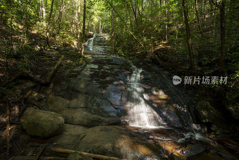 长时间暴露的流动的水在倾斜的瀑布面