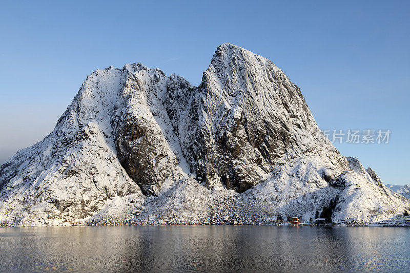 Hamnoy村的山景