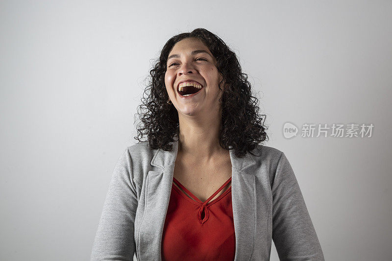 一个三十多岁的拉丁女人在摄影棚里摆造型