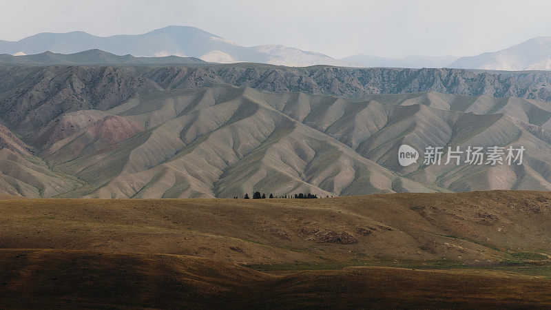 吉尔吉斯斯坦下雨前的多层山口景观